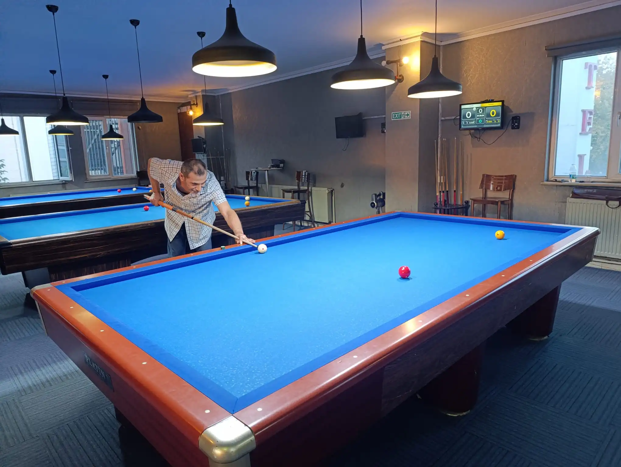 Bilardo oynayan oyuncu